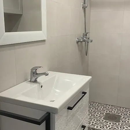 Vanalinna Kuelje All, Vaerskelt Renoveeritud Korter * Tallin